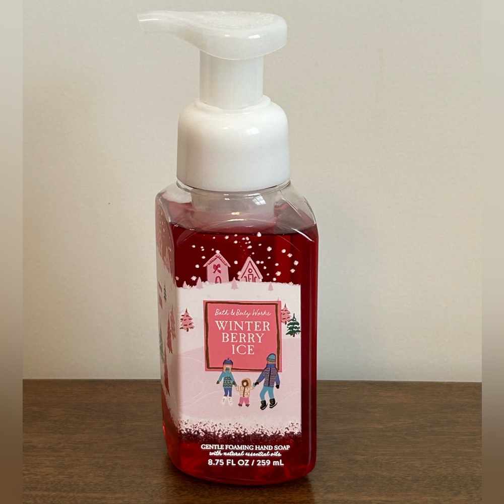 NEW BATH AND BODY WORKS FOAMING HAND SOAP ~ WINTER BERRY ICE